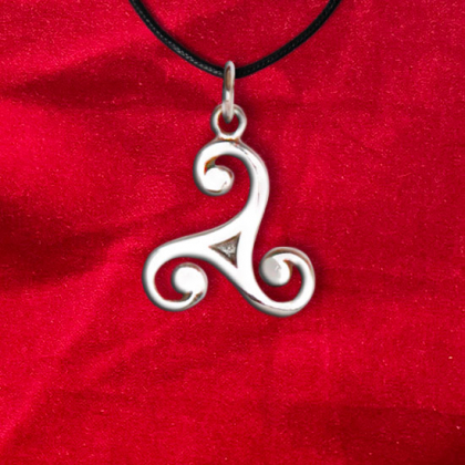 Silverhnge   Triskel  2 cm i gruppen Smycken / Keltiska hngsmycken hos Handfaste (4720)